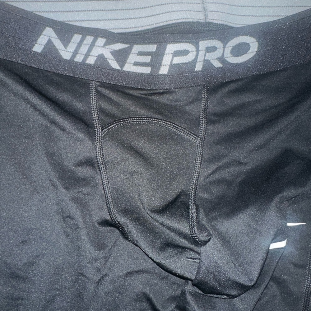Men’s used Nike Pro size L large black 3/4 leggings Pre own items are as is - Picture 3 of 4